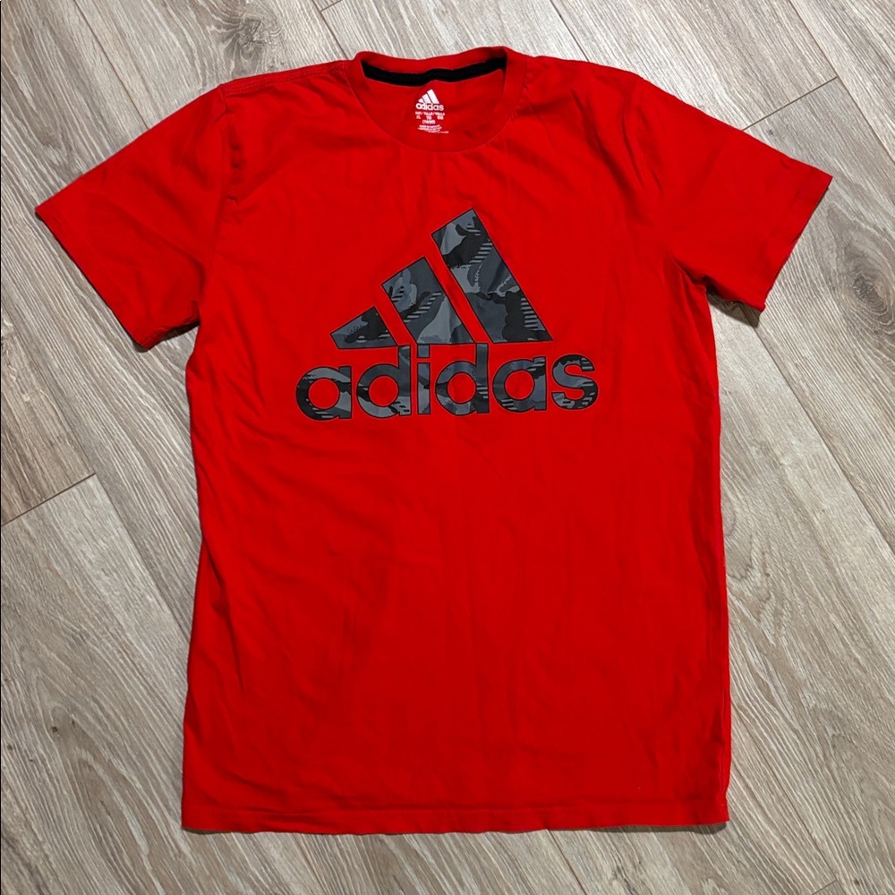 Adidas bright red Tee with Patterned Logo boys size XL